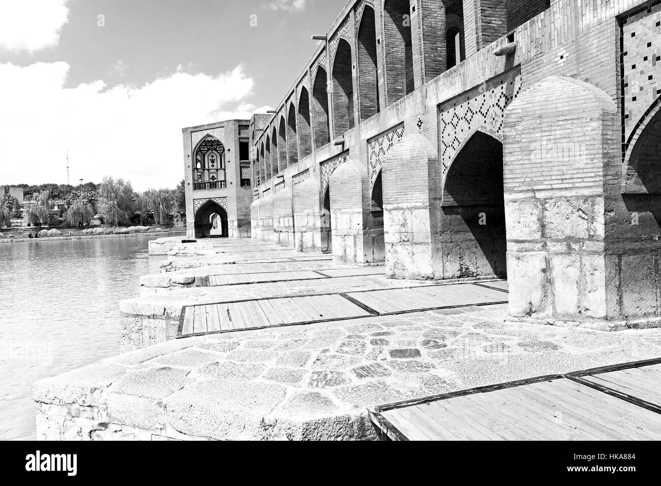 Blu in der alten Brücke und dem Fluss antiken Bau in der Nähe von Natur Iran Stockfoto