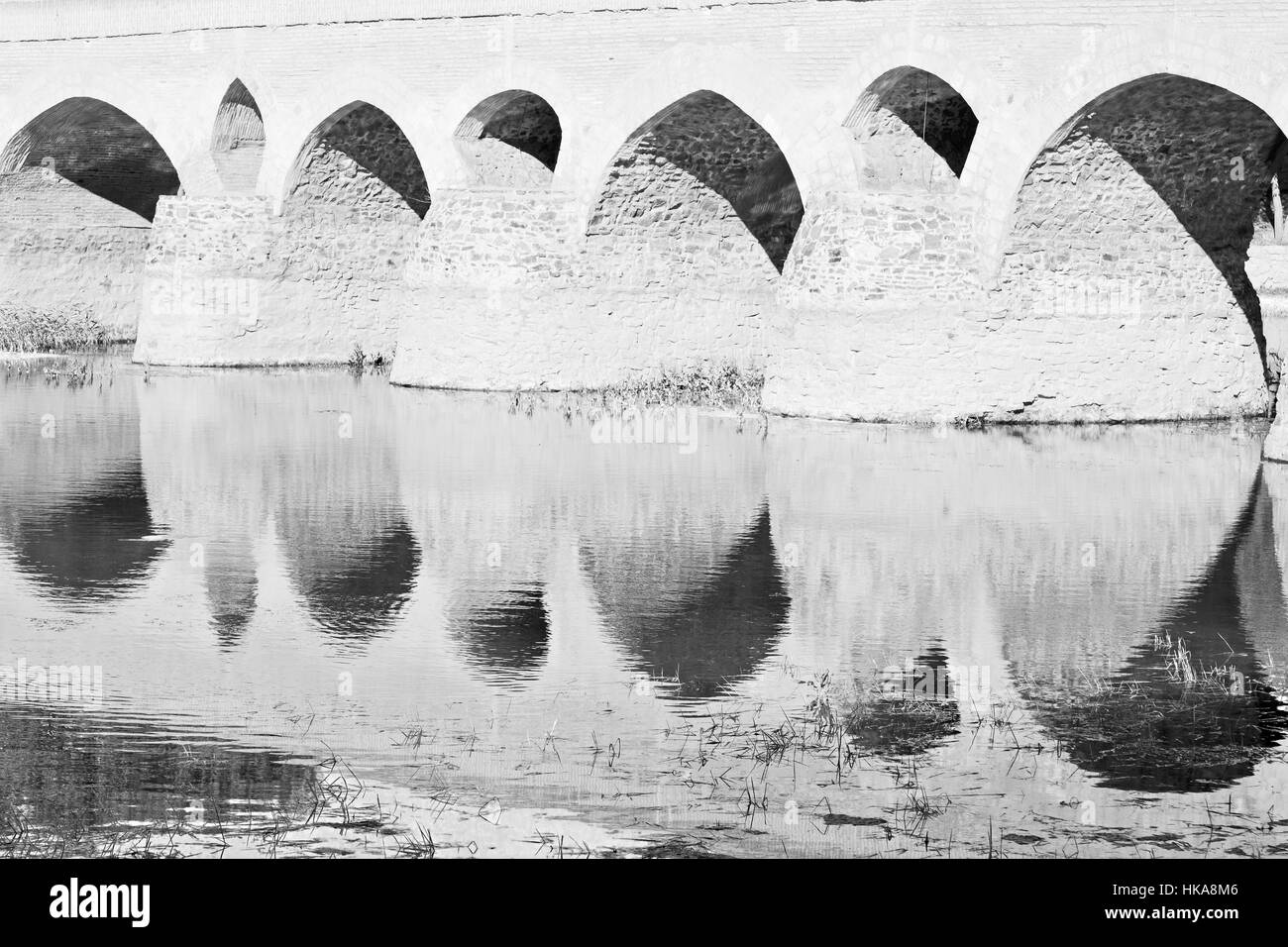 Blu in der alten Brücke und dem Fluss antiken Bau in der Nähe von Natur Iran Stockfoto