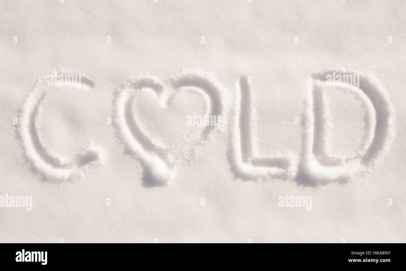 Wort-kalten geschrieben im Schnee, mit Herz - Konzept des Liebens verschneiten, kalten Wetter Stockfoto