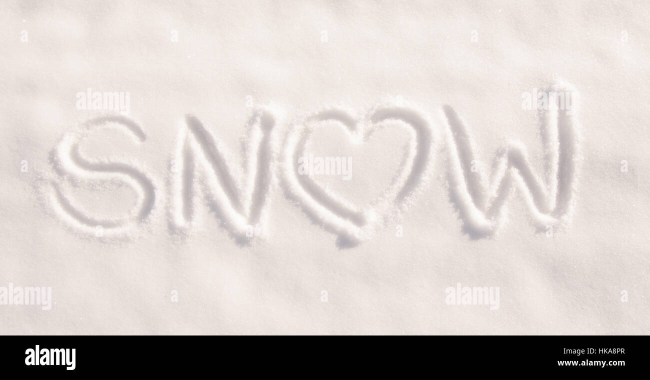 Wort Schnee mit einem Herzen, geschrieben in reiner, frischer Schnee - Konzept des Liebens Schneewetter Stockfoto