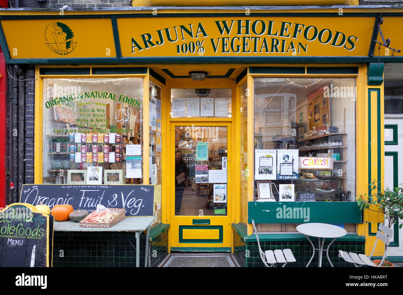 Die arjuna Vollwertkost Shop in Mill Road, Camden, Cambridge, einen Bereich, in dem die unabhängige Geschäfte und Restaurants. Stockfoto