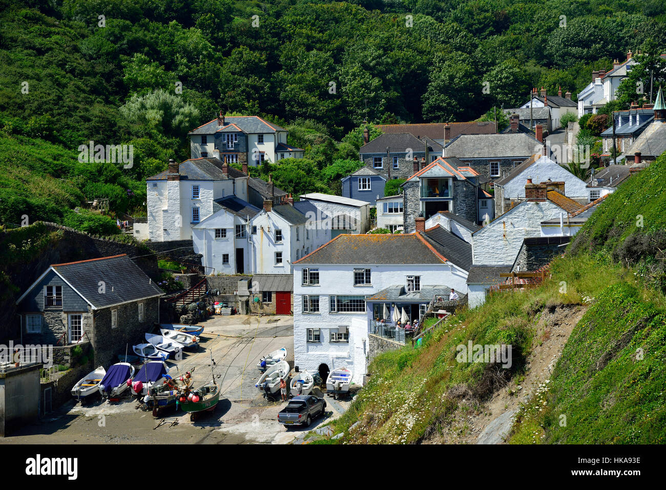 Eglinton auf der Roseland Halbinsel, Cornwall, England, Großbritannien, einem kleinen Fischerdorf, Zerzausten einen schmalen Eingang in die Klippen auf dem Kai. Stockfoto