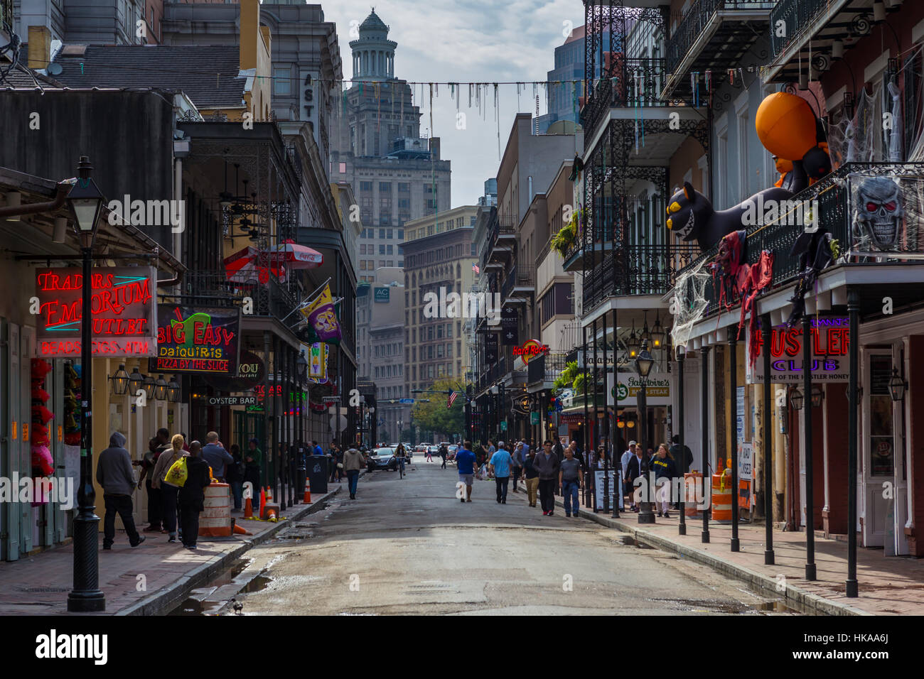 Besucher und Touristen gehen Sie Bourbon Street im French Quarter von New Orleans, Louisiana. Stockfoto