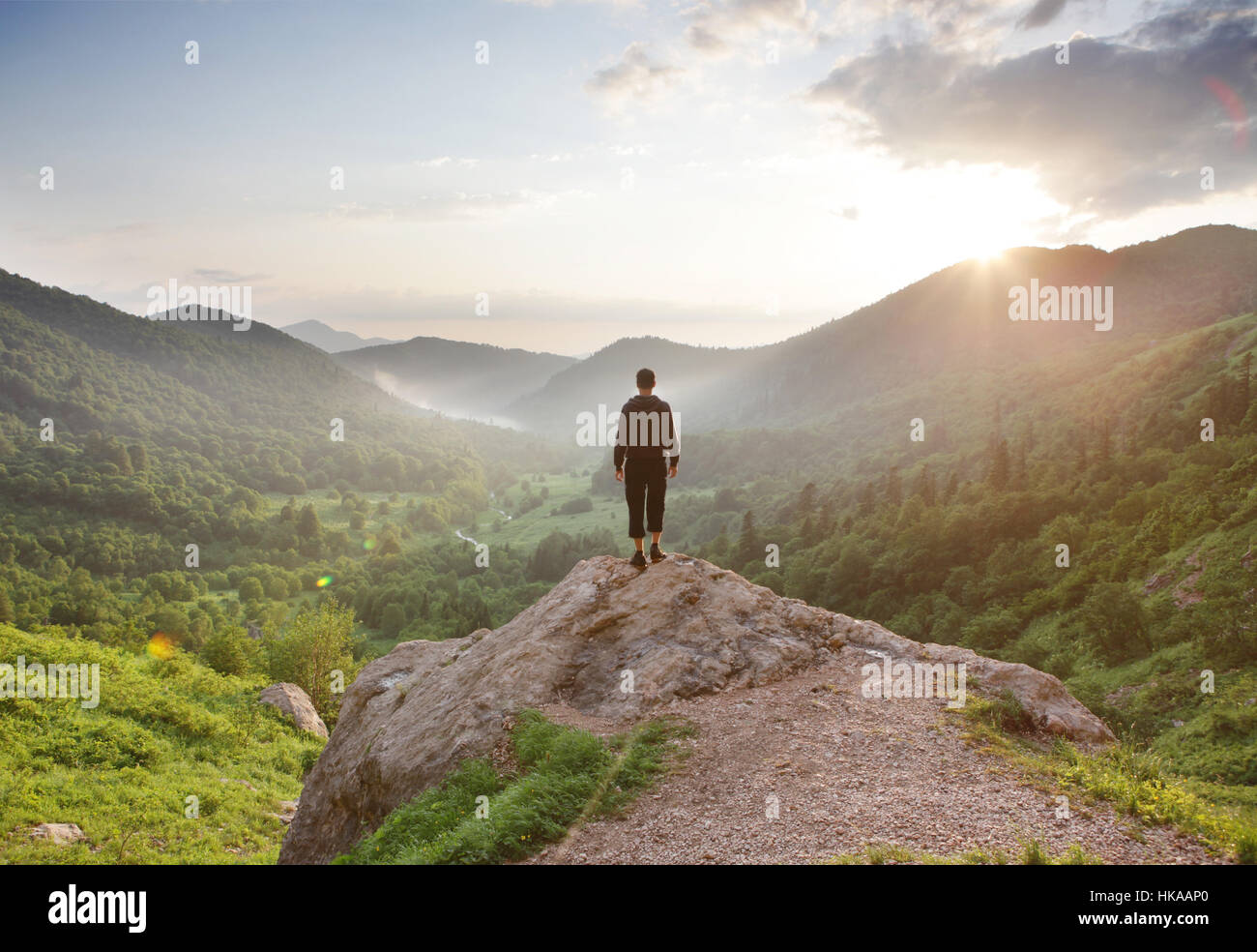 Junge Reisende starrte auf die Berge. Getönten Image. Stockfoto