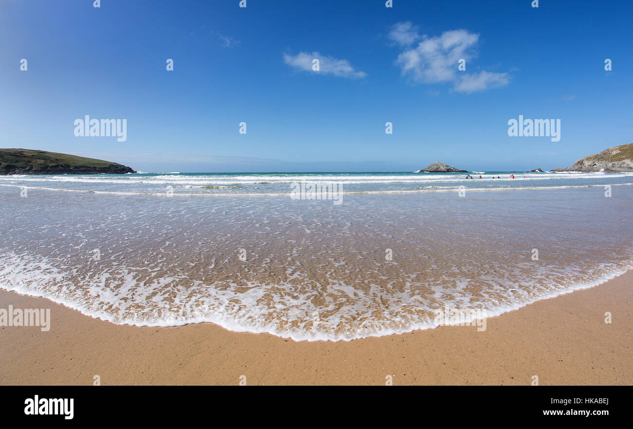Ankommende Welle auf Crantock Beach, Cornwall, England Stockfoto