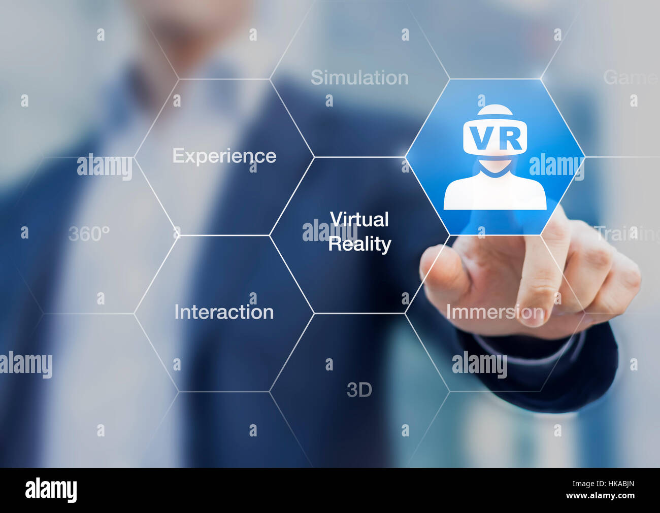Virtual-Reality-Konzept mit Ikone der VR Kopfhörer über eine digitale Schnittstelle und ein Geschäftsmann berühren einer Taste Stockfoto