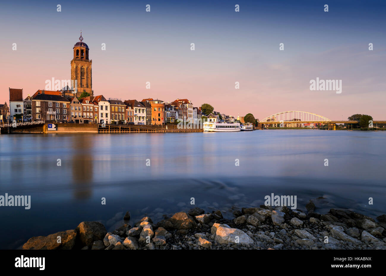 Die niederländische Stadt Deventer am Fluss IJssel Stockfoto