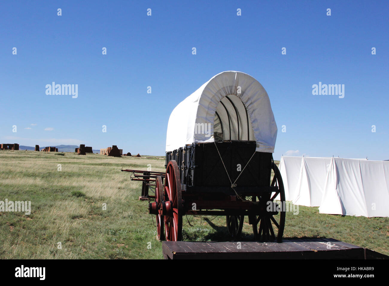 Alten Planwagen und Zelte in Fort Union, New Mexico auf dem Santa Fe Trail. Die Festung geschützt Siedler und Handelswege. Stockfoto