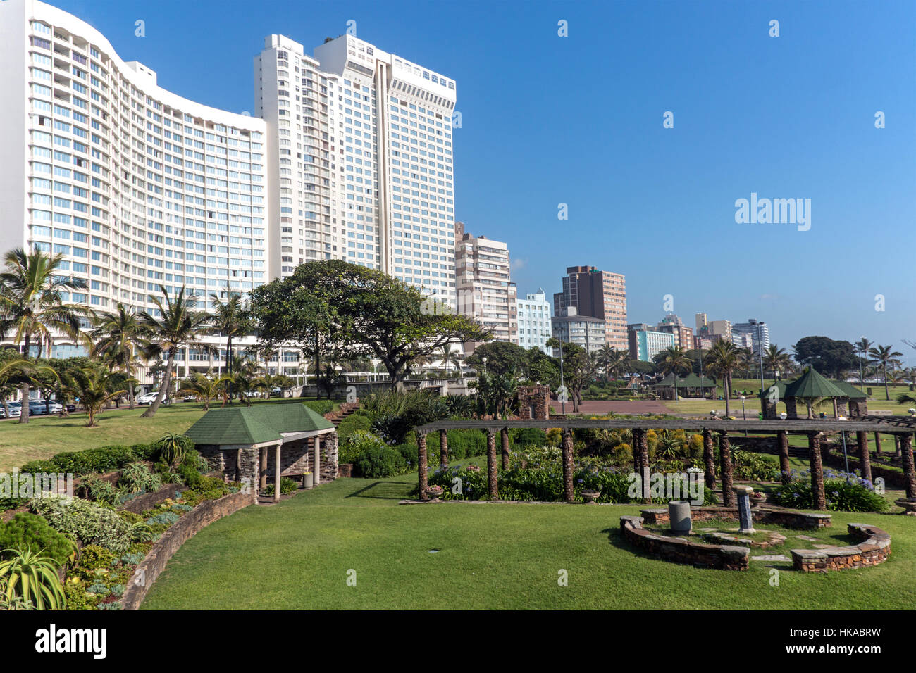 Versunkene botanischen Garten gegen die Skyline der Stadt am Golden Mile Strand in Durban, Südafrika Stockfoto