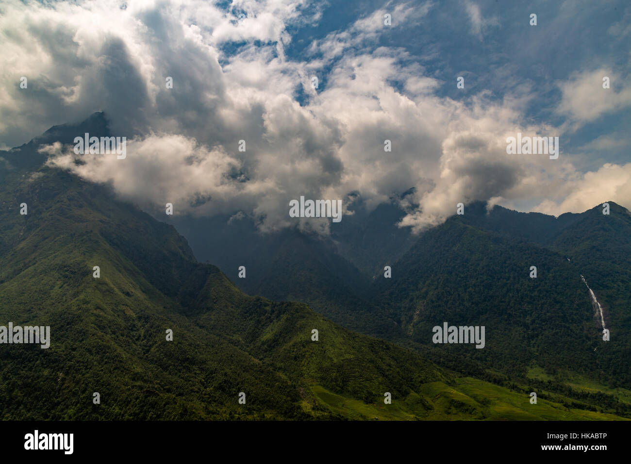 Grüne Berge in Wolken in Nord-Vietnam Stockfoto