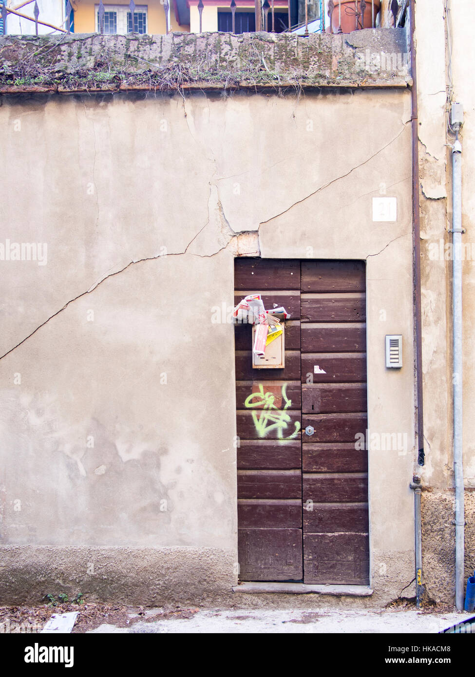 Junk-Mail und Graffiti an einem alten Haus Stockfoto