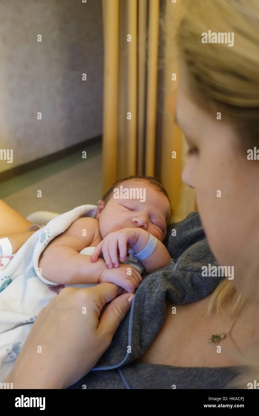 neue Mutter Holding neugeborenes Baby im Krankenhaus Stockfoto