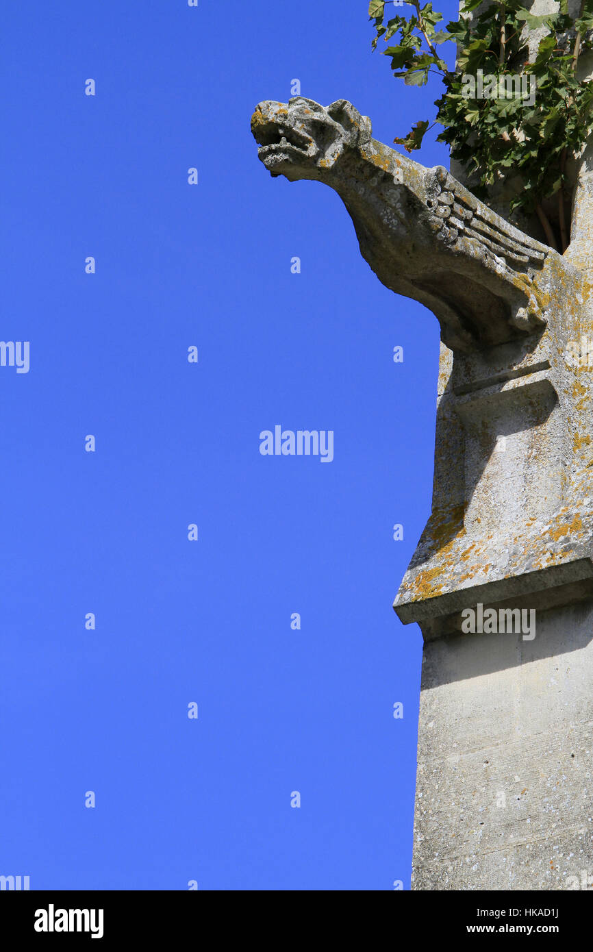 Gargouille Sur la Fassade de l'Église Saint-Denis-Sainte-Foy. Coulommiers. Wasserspeier. Stockfoto