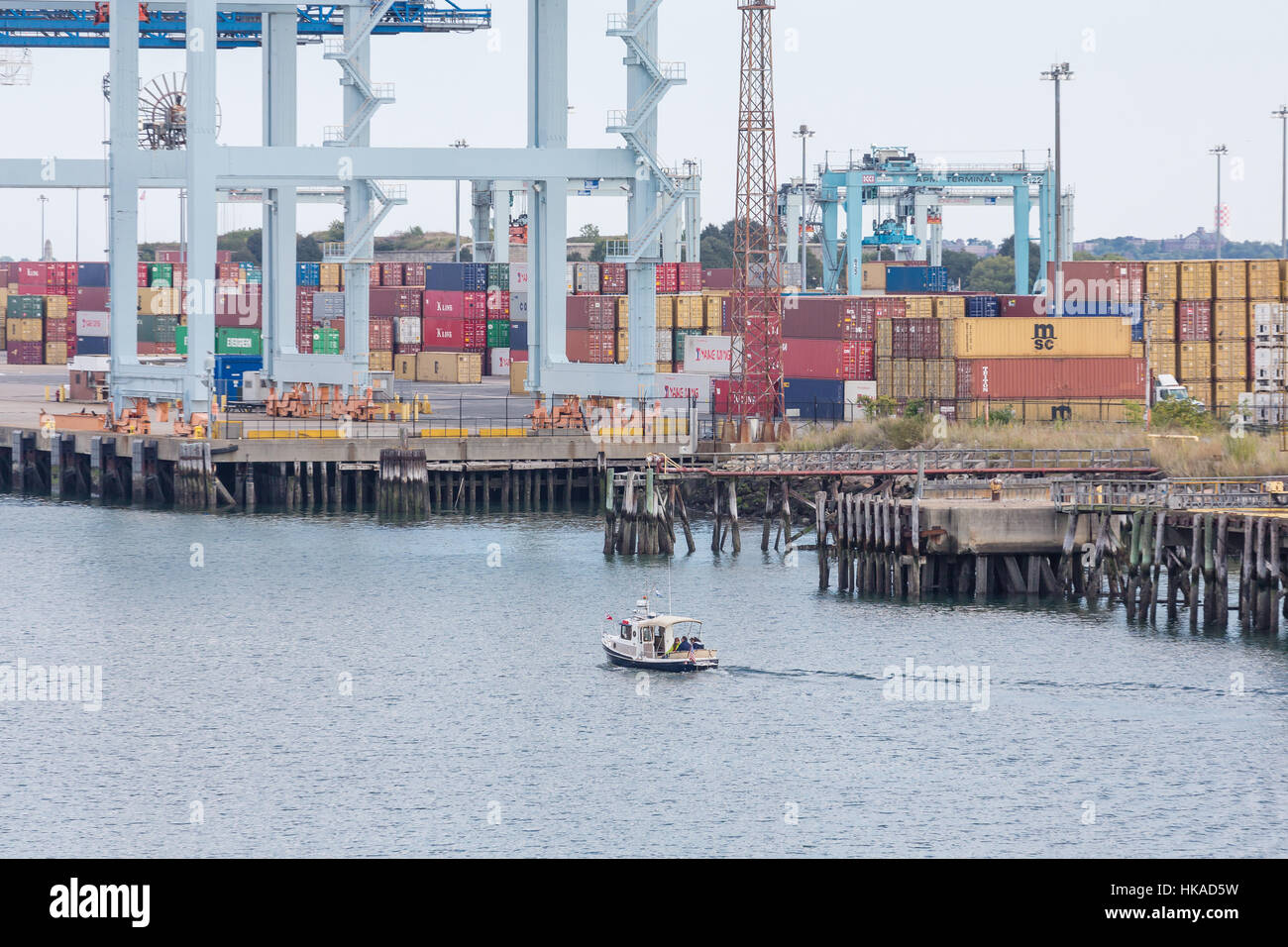 Bootfahren, vorbei an Fracht Pier in Boston Stockfoto
