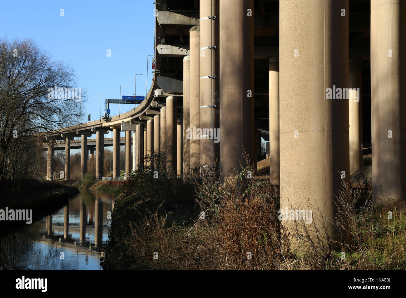 Ein Teil der Spaghetti Junction, Aston Birmingham, UK, die entlang des Flusses Tame läuft. Stockfoto