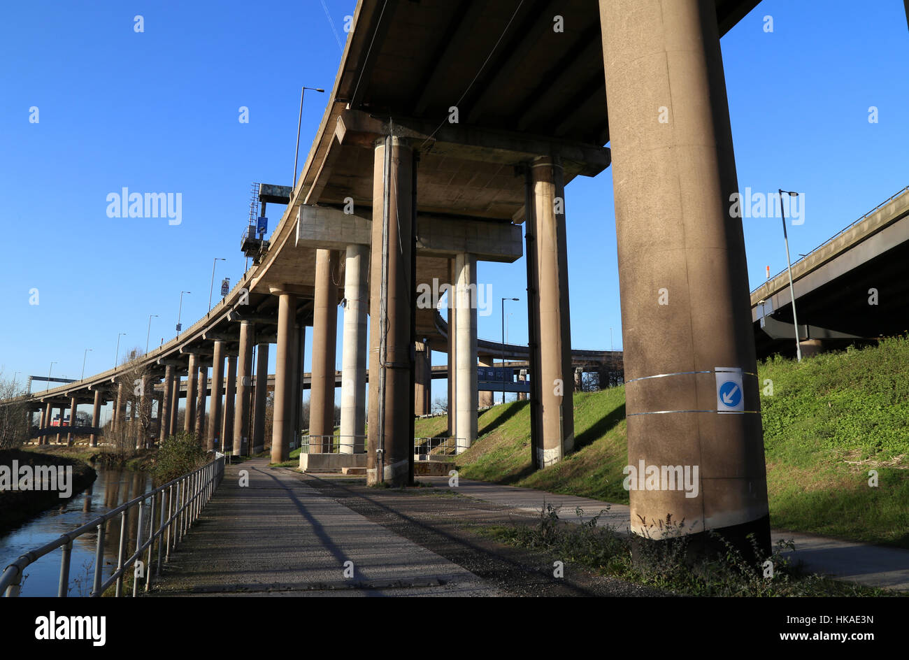 Fußweg unter Autobahnkreuz, Birmingham, Vereinigtes Königreich. Stockfoto