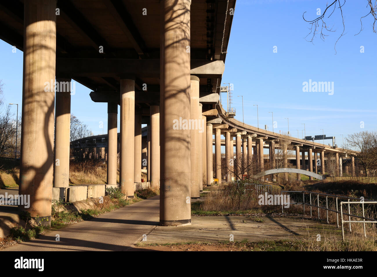 Riverside Fußweg unter Spaghetti Junction, Aston, Birmingham, Vereinigtes Königreich. Stockfoto