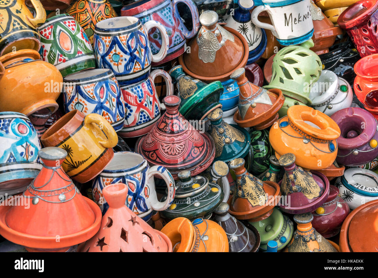 Bunte Keramikbechern und Tajin waren Fes Marokko Stockfoto