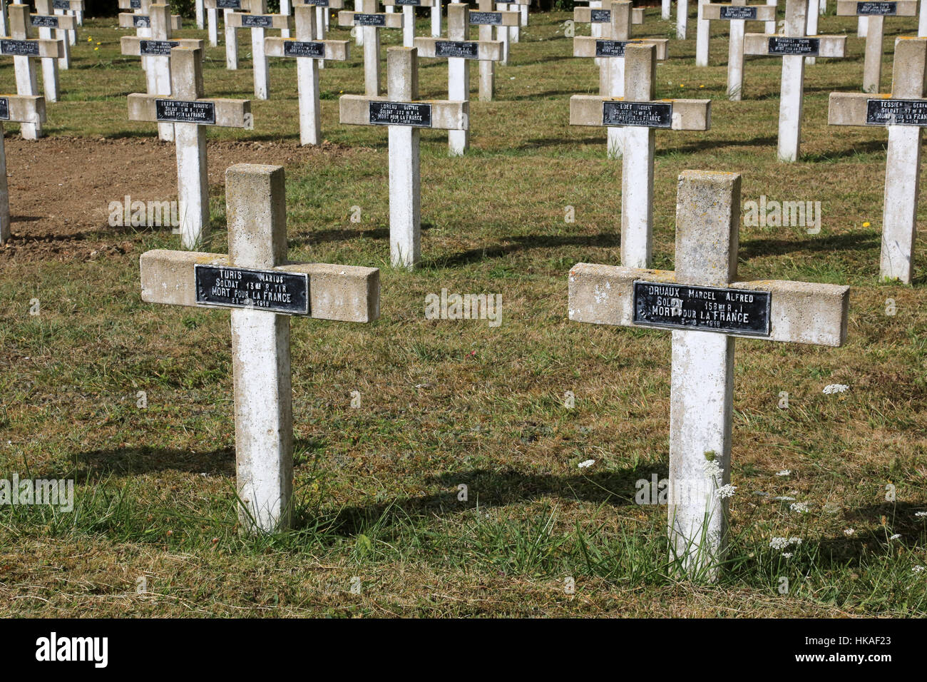 Kreuz. Commonweatlth Kriegsgräberfürsorge. Tombes de guerre Commonwealth. Cimetière militaire Français comprenant 328 tombes de Columérien. Coulommiers. Stockfoto