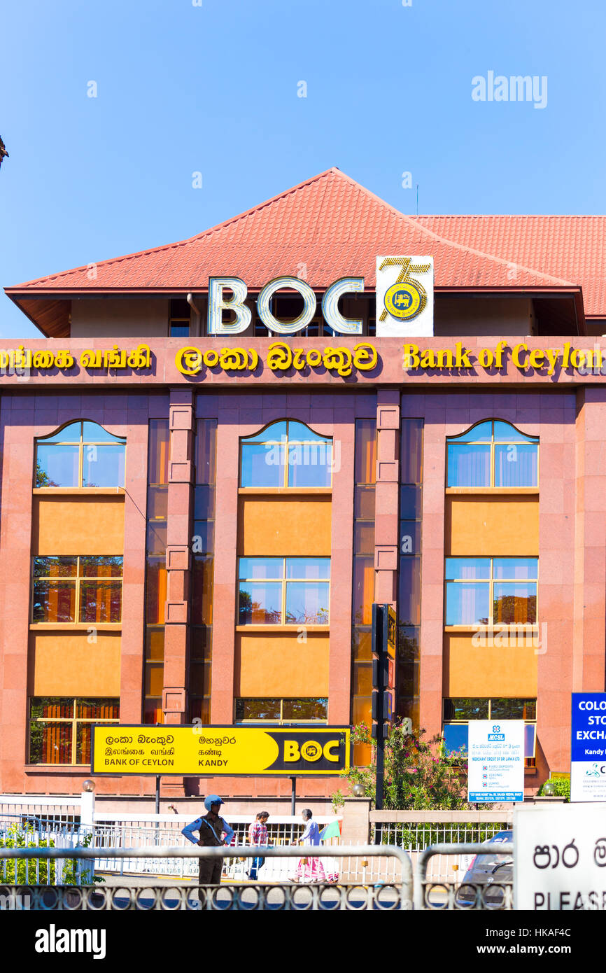 Die wichtigsten BOC oder Bank of Ceylon Gebäude-Fassade mit Zeichen in Tamil, Singhalesisch und englischer Sprache steht im Zentrum von cit Stockfoto
