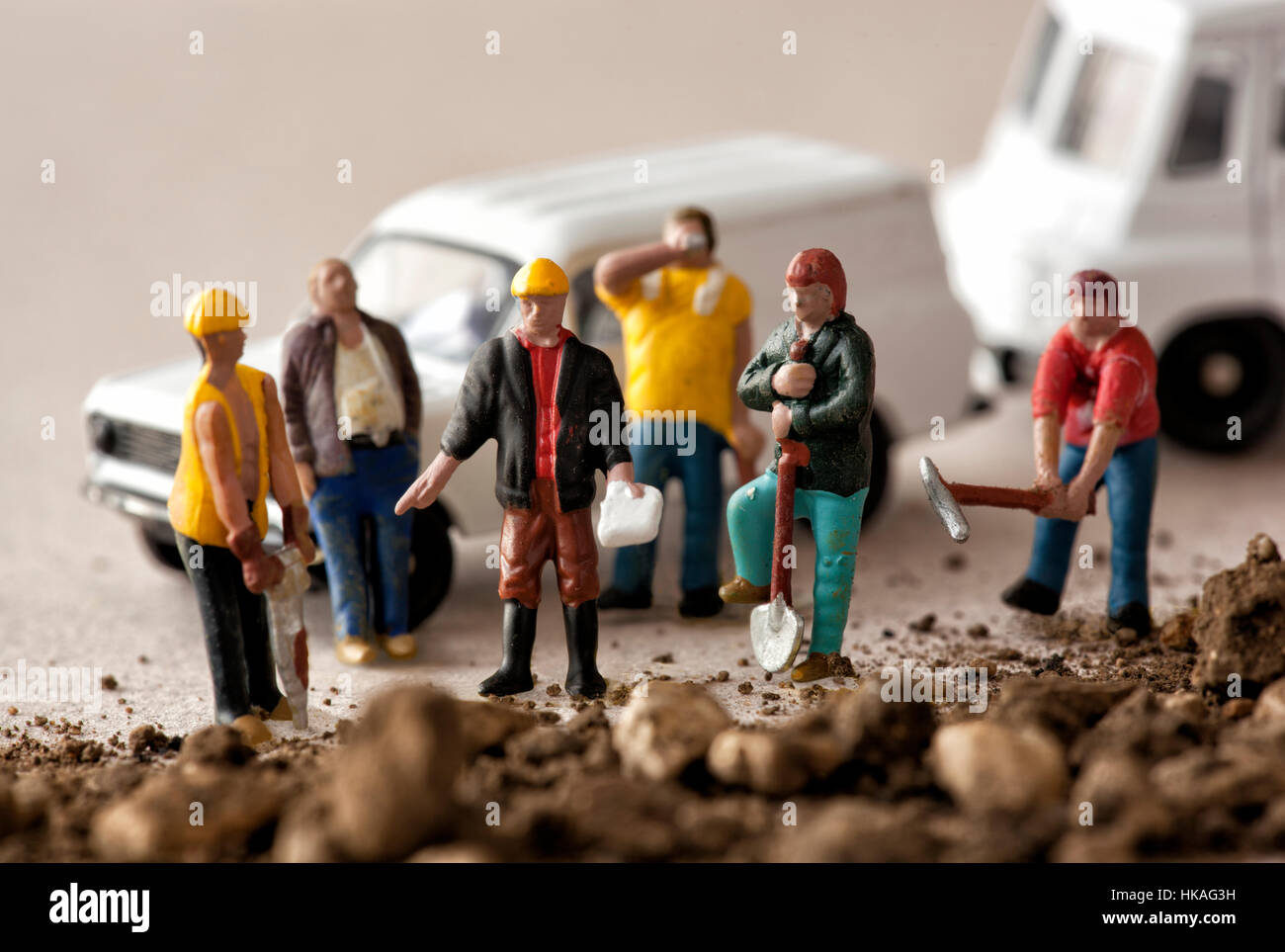 Miniatur Modell Arbeiter mit ihren Vorarbeiter und weißen vans Stockfoto