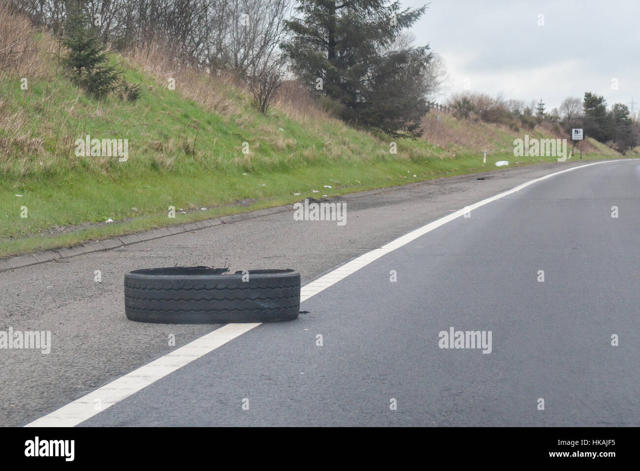 LKW-Reifen auf der Autobahn neu anfahren oder neu befahren Stockfoto