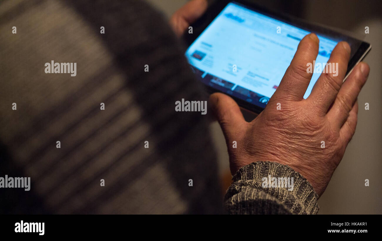 Tablet-Computer in den Händen eines älteren Mannes Stockfoto
