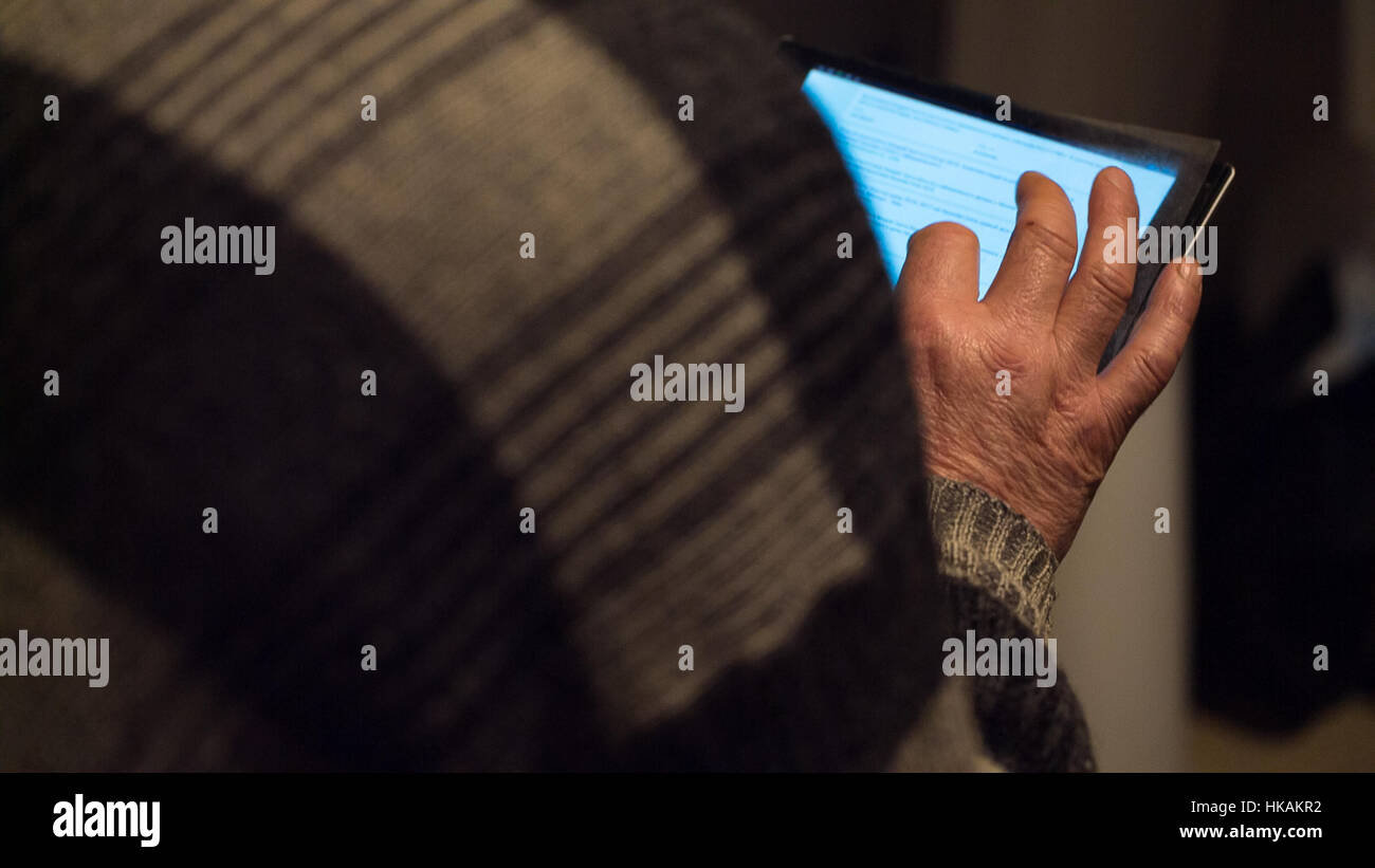 Tablet-Computer in den Händen eines älteren Mannes Stockfoto
