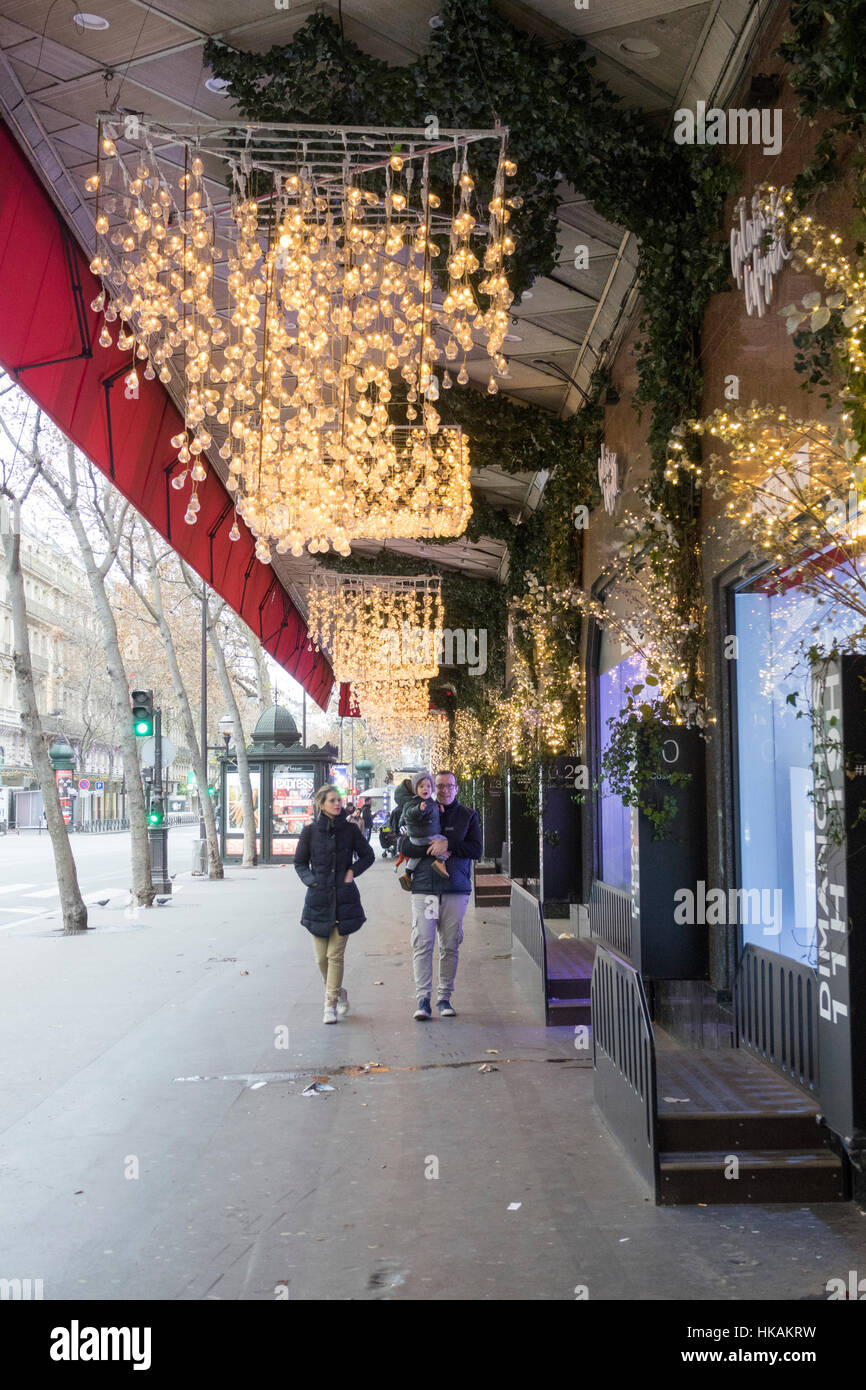 Weihnachtsfenster bei Galeries Lafayette 2016, Paris, Frankreich Stockfoto