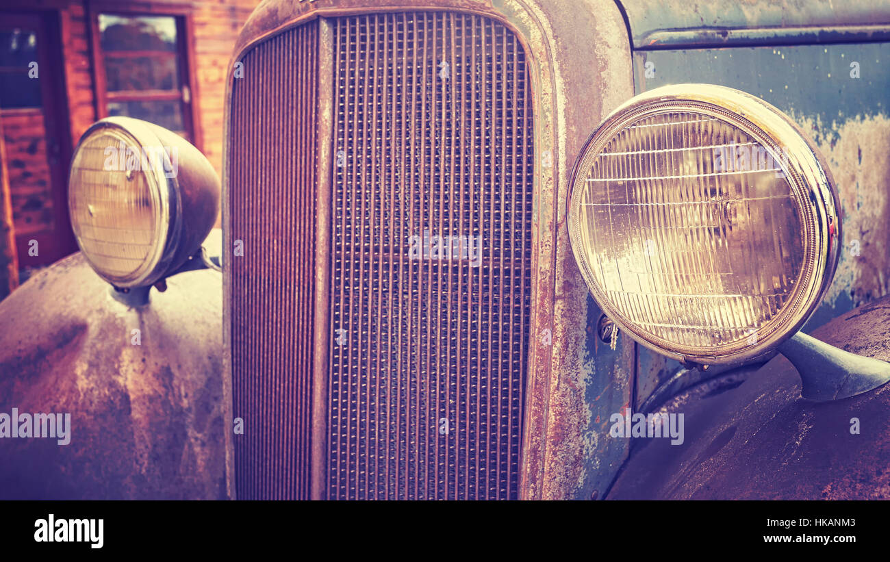 Farbe getönt Nahaufnahme Bild von einem alten rostigen Autoscheinwerfer, selektiven Fokus. Stockfoto