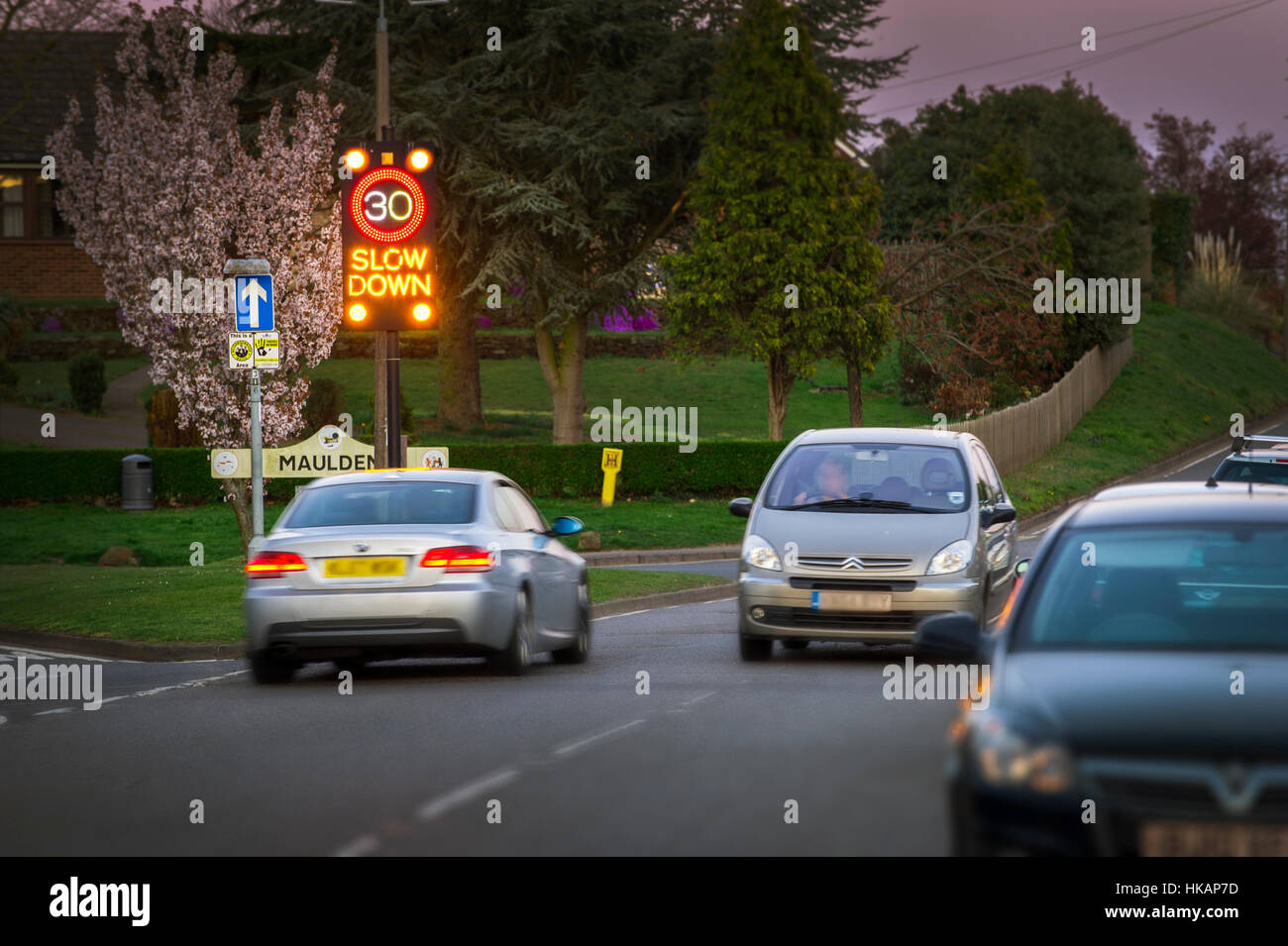 Auto beschleunigt vorbei an Geschwindigkeit Zeichen in 30 km/h-zone Stockfoto