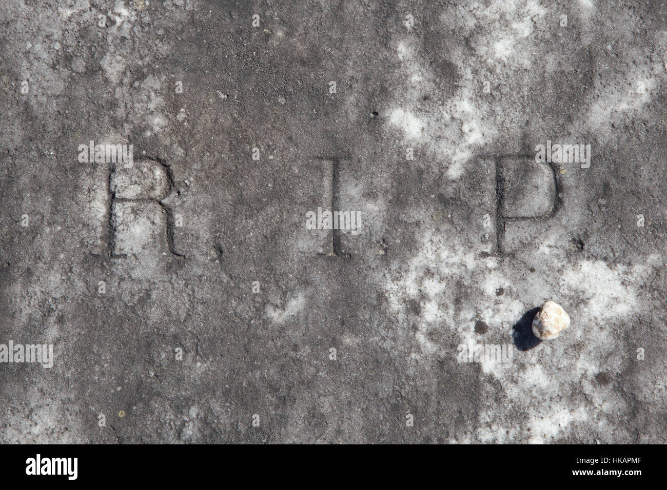 RIP. Ruhe in Frieden. Traditionelle Inschrift auf dem Grab. Stockfoto