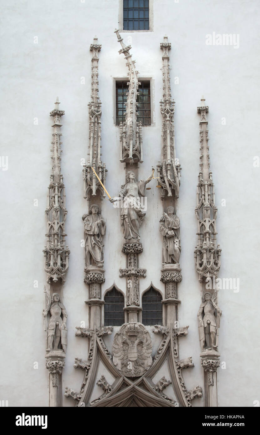 Gotisches Portal des alten Rathauses (Stara Radnice) mit der krummen Höhepunkt des österreichischen Bildhauers Anton Pilgram in Brünn, Mähren, Tschechien geschnitzt. Stockfoto