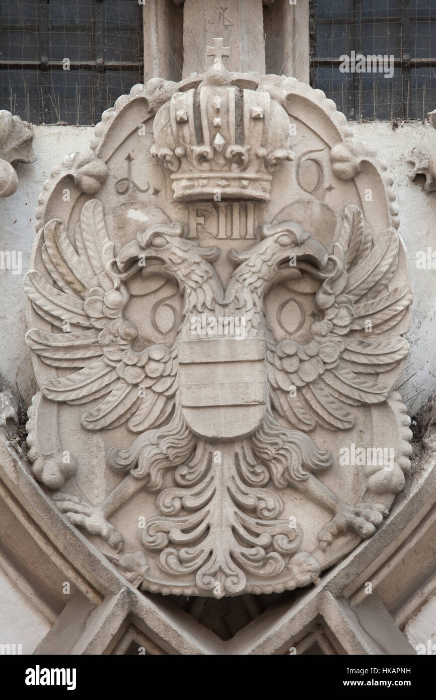 Wappen von Österreich-Ungarn in Kombination mit dem Wappen der Stadt Brünn. Detail das gotische Portal des alten Rathauses (Stara Radnice) des österreichischen Bildhauers Anton Pilgram in Brünn, Mähren, Tschechien geschnitzt. Stockfoto