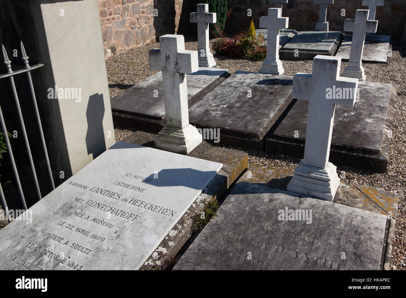 Gräber von Baron Georges-Charles de Heeckeren Anthes (zweite Reihe in der Mitte) und seine Frau Baronin Catherine de Heeckeren Anthes, geb. Gontcharoff (im Vordergrund links) auf dem Friedhof in Soultz-Haut-Rhin, Elsass, Frankreich. Trotz seiner späteren Karriere ist Baron Anthes (1812 – 1895) berühmt, weil er russischen Dichter Alexander Pushkin in einem Duell im Jahre 1837 getötet. Baroness Catherine Anthes (1809 – 1843) war eine Schwester von Puschkins Frau Natalia Nikolayevna Puschkin-Lanskaya, geb. Gontscharowa. Stockfoto