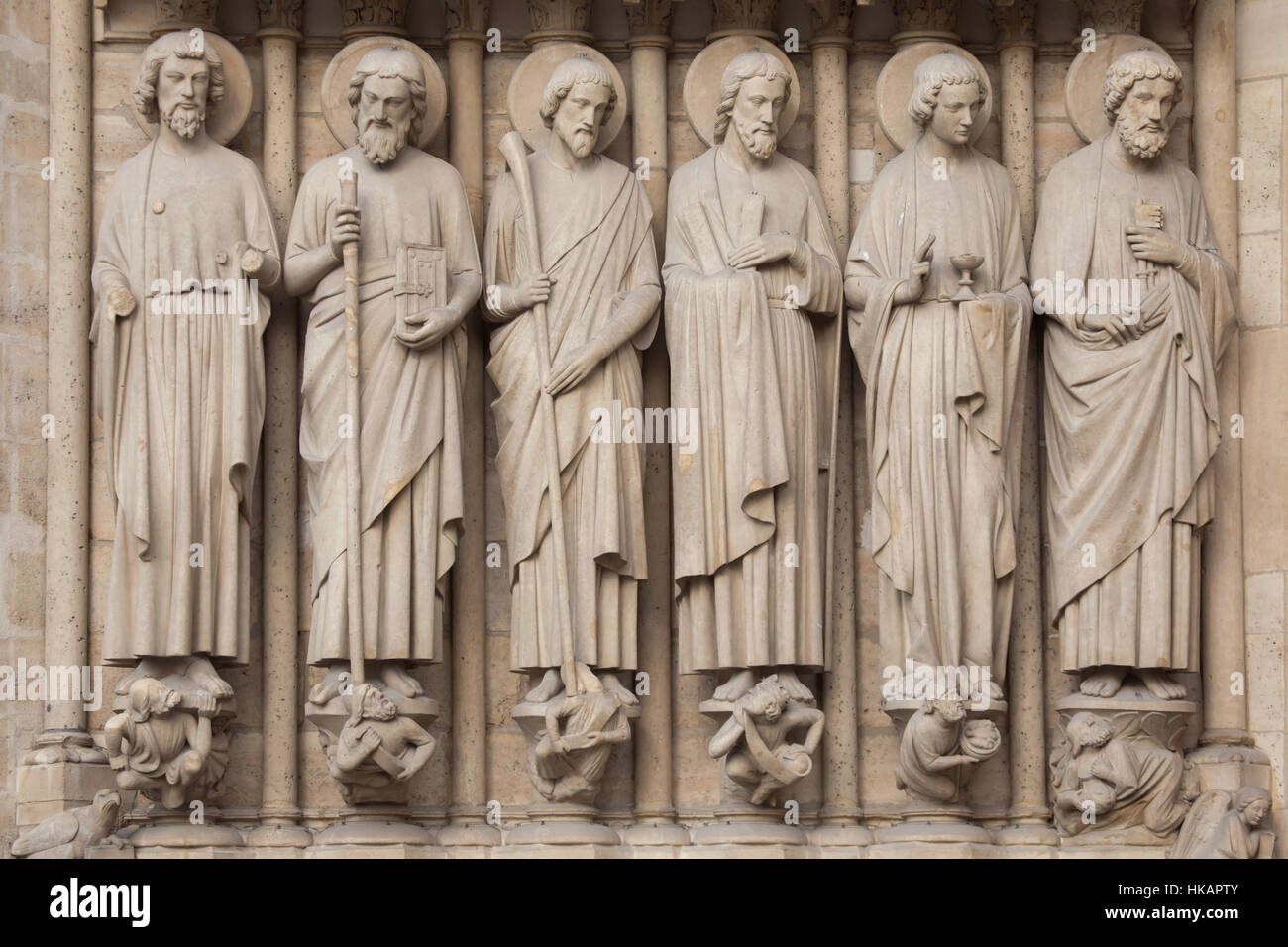 Apostel Bartholomäus, St. Simon der Zelot, St James weniger, St. Andrew, St. Johannes der Evangelist und St. Peter (von links nach rechts). Neo-gotischen Statuen an der Hauptfassade der Kathedrale Notre-Dame (Notre-Dame de Paris) in Paris, Frankreich. Beschädigte gotische Statuen an der Hauptfassade wurden in den 1840er Jahren von französischen Architekten Eugene Viollet-le-Duc und Jean-Baptiste Lassus restauriert. Stockfoto Apostel Bartholomäus, St. Simon der Zelot, St James weniger, St. Andrew, St. Johannes der Evangelist und St. Peter (von links nach rechts). Neo-gotischen Statuen an der Hauptfassade der Kathedrale Notre-Dame (Notre-Dame de Paris) in Paris, Frankreich. Beschädigte gotische Statuen an der Hauptfassade wurden in den 1840er Jahren von französischen Architekten Eugene Viollet-le-Duc und Jean-Baptiste Lassus restauriert. Stockfoto