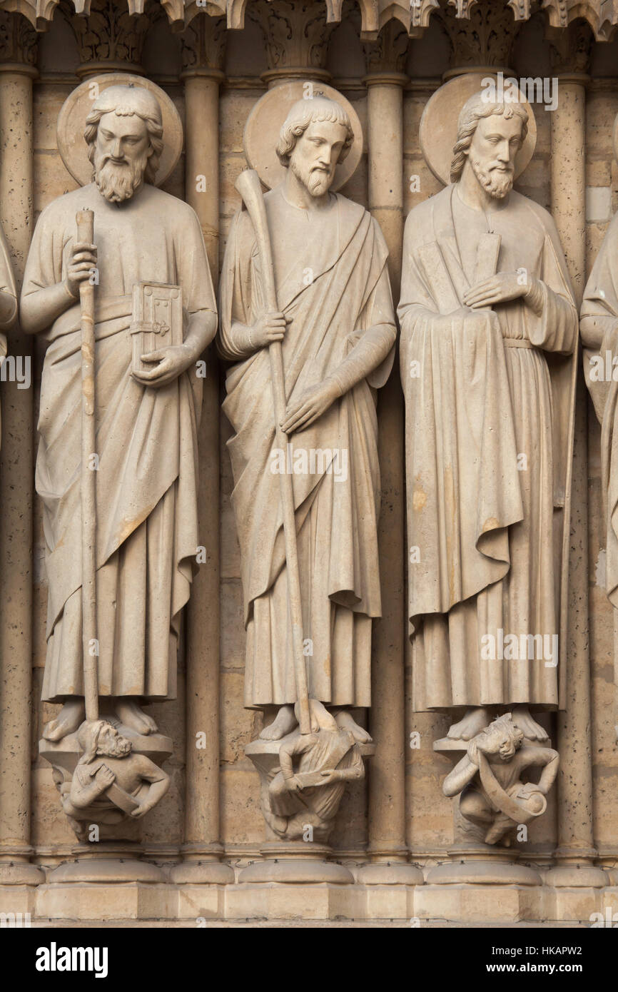 Apostel St. Simon der Zelot, St James weniger und St. Andrew (von links nach rechts). Neo-gotischen Statuen an der Hauptfassade der Kathedrale Notre-Dame (Notre-Dame de Paris) in Paris, Frankreich. Beschädigte gotische Statuen an der Hauptfassade wurden in den 1840er Jahren von französischen Architekten Eugene Viollet-le-Duc und Jean-Baptiste Lassus restauriert. Stockfoto Apostel St. Simon der Zelot, St James weniger und St. Andrew (von links nach rechts). Neo-gotischen Statuen an der Hauptfassade der Kathedrale Notre-Dame (Notre-Dame de Paris) in Paris, Frankreich. Beschädigte gotische Statuen an der Hauptfassade wurden in den 1840er Jahren von französischen Architekten Eugene Viollet-le-Duc und Jean-Baptiste Lassus restauriert. Stockfoto