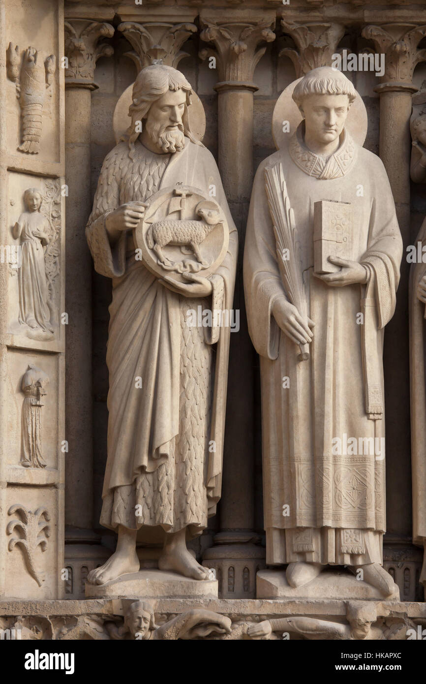 Saint John Baptist (L) und Saint Stephen (R). Neo-gotischen Statuen an der Hauptfassade der Kathedrale Notre-Dame (Notre-Dame de Paris) in Paris, Frankreich. Beschädigte gotische Statuen an der Hauptfassade wurden in den 1840er Jahren von französischen Architekten Eugene Viollet-le-Duc und Jean-Baptiste Lassus restauriert. Stockfoto