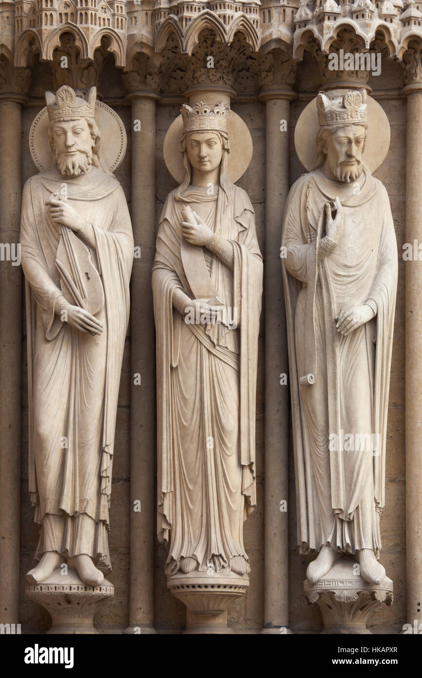 König David Batseba und ein nicht identifizierter König (von links nach rechts). Neo-gotischen Statuen an der Hauptfassade der Kathedrale Notre-Dame (Notre-Dame de Paris) in Paris, Frankreich. Beschädigte gotische Statuen an der Hauptfassade wurden in den 1840er Jahren von französischen Architekten Eugene Viollet-le-Duc und Jean-Baptiste Lassus restauriert. Stockfoto