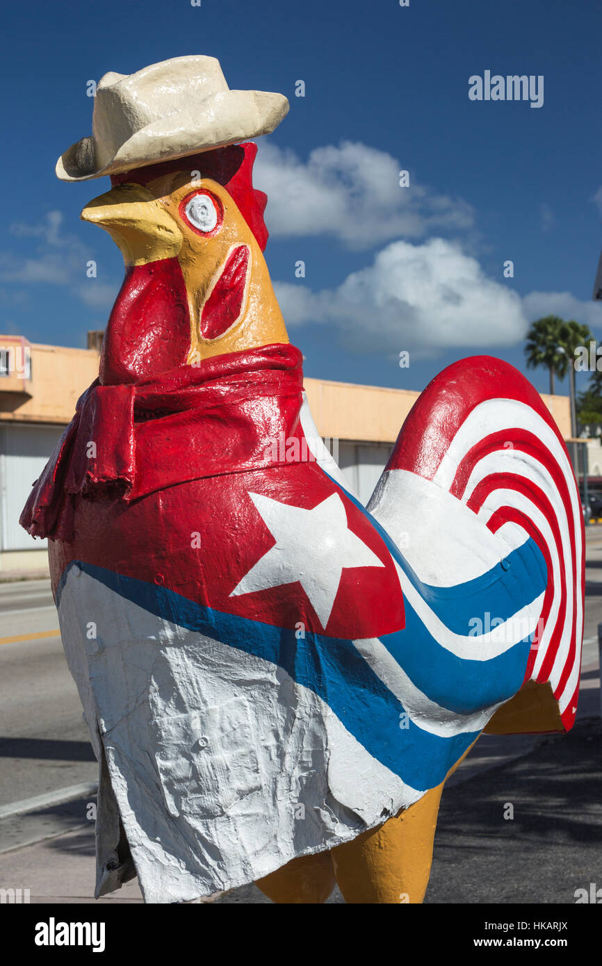 KUBANISCHE FLAGGE GEMALT AUF RIESIGEN HUHN SKULPTUR ACHTE STRAßE WENIG HAVANNA NACHBARSCHAFT MIAMI FLORIDA Stockfoto