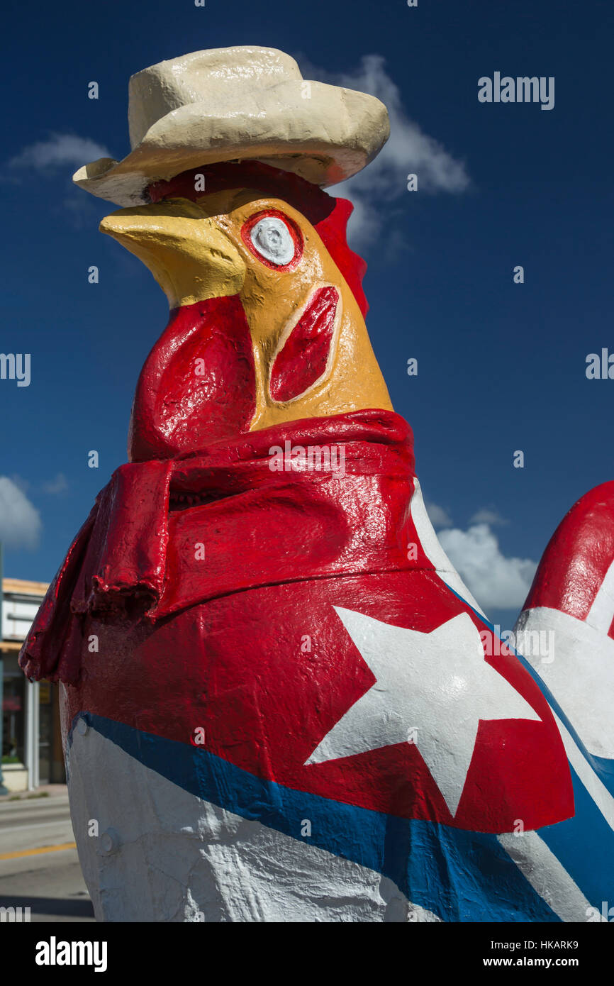 KUBANISCHE FLAGGE GEMALT AUF RIESIGEN HUHN SKULPTUR ACHTE STRAßE WENIG HAVANNA NACHBARSCHAFT MIAMI FLORIDA Stockfoto