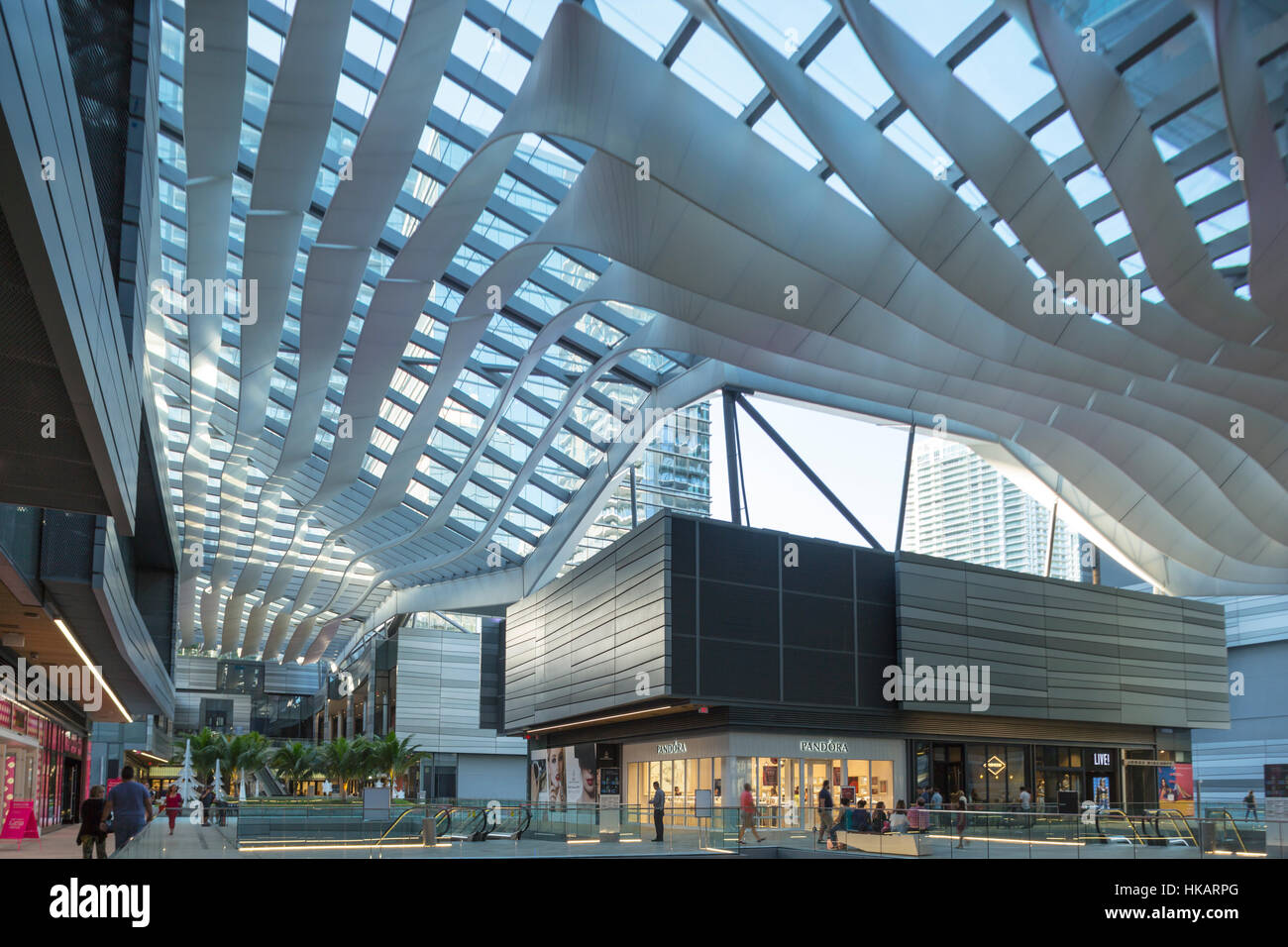 KLIMA RIBBON DACH BRICKELL CITY CENTER SHOPPING MALL (© ARQUITECTONICA / HUGH DUTTON 2016) DOWNTOWN MIAMI FLORIDA USA Stockfoto