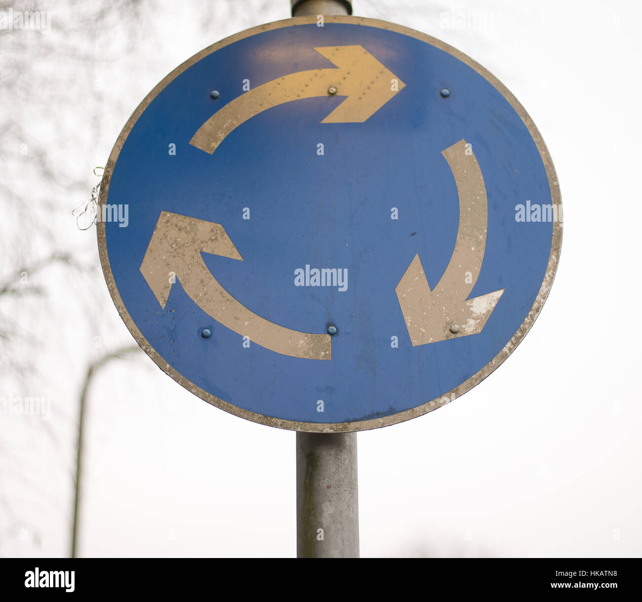 Kreisverkehr Zeichen, UK urbane Verkehrszeichen Stockfoto