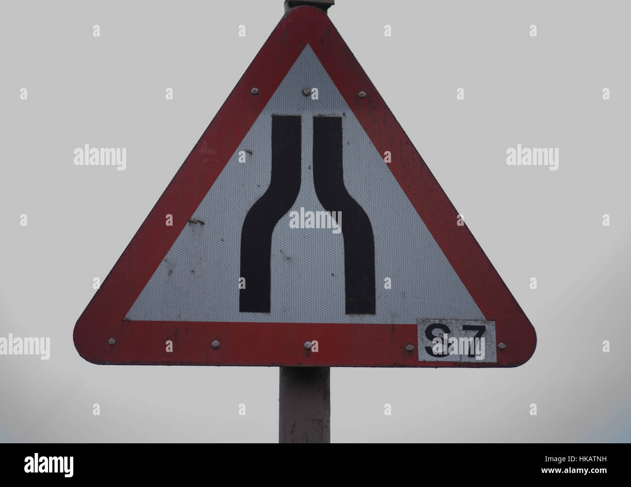 Straße verengt UK-Straße-Verkehrszeichen Stockfoto