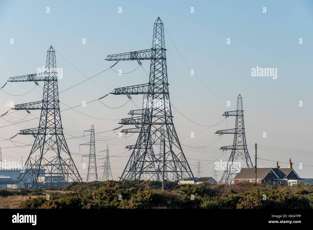 Elektrische Masten in Dungeness Power Station in Kent Stockfotografie