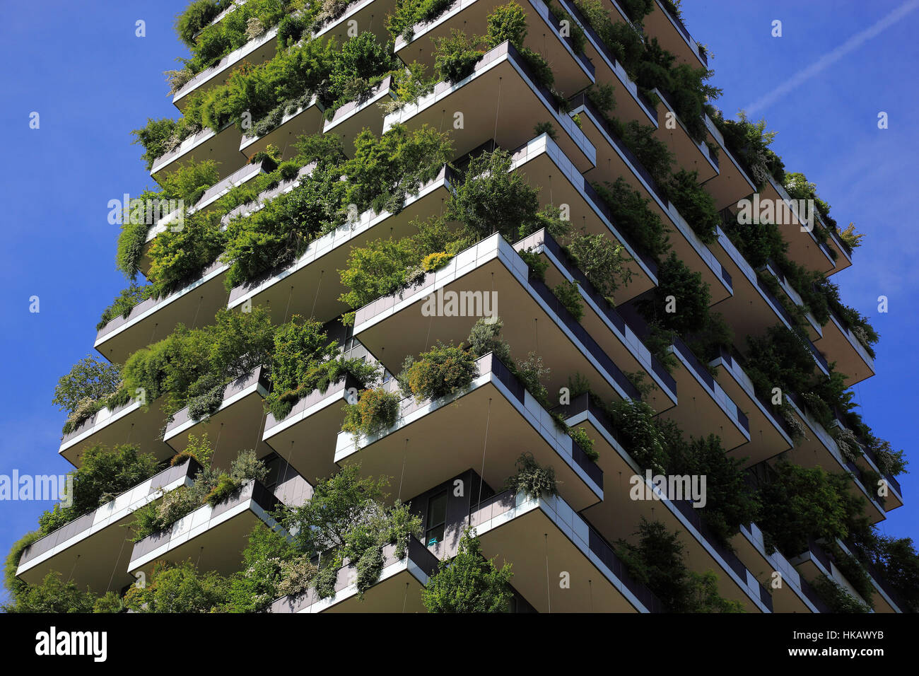 Italien, Mailand, Projekt, Bosco Verticale, vertikale Wald, Hochhaus Haus  mit Bäumen, Sträuchern und Hecken Stockfotografie - Alamy