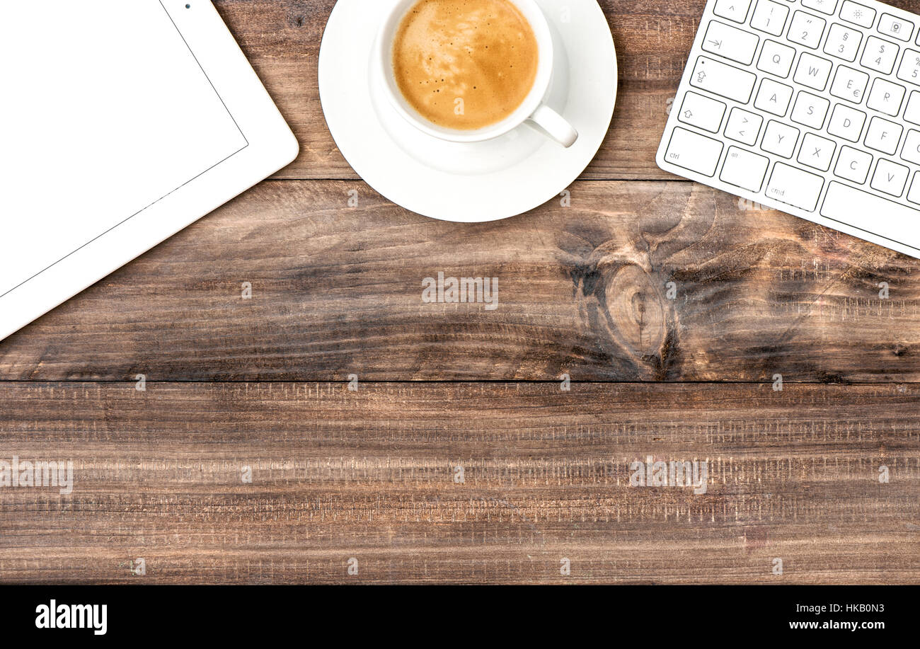 Digital-TabletPC, Tastatur und Tasse Kaffee am Tisch aus Holz. Business-Management-Konzept. Büro-Schreibtisch mock-up Stockfoto