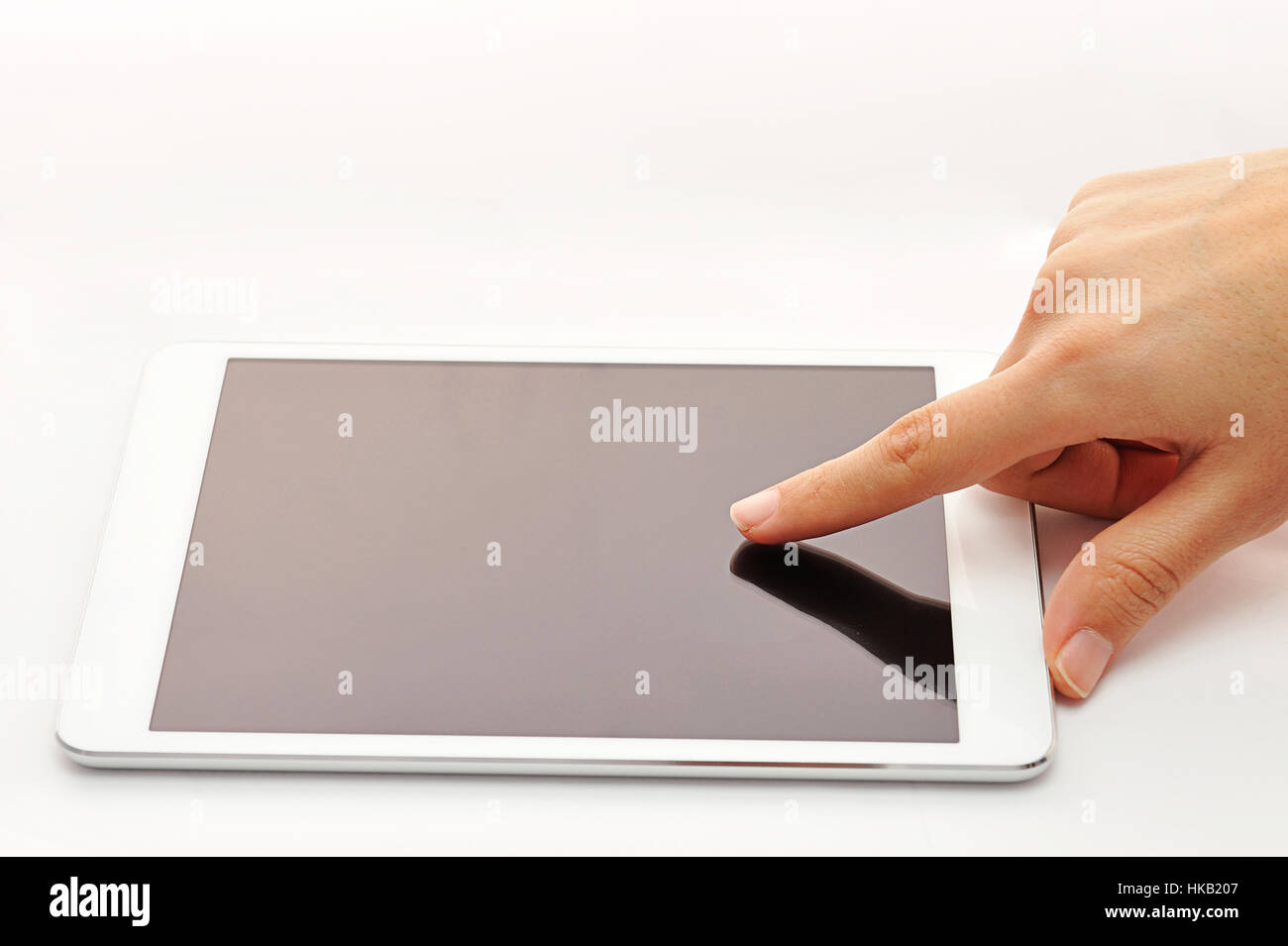 Person berühren Tablet mit Finger auf Seite Stockfoto