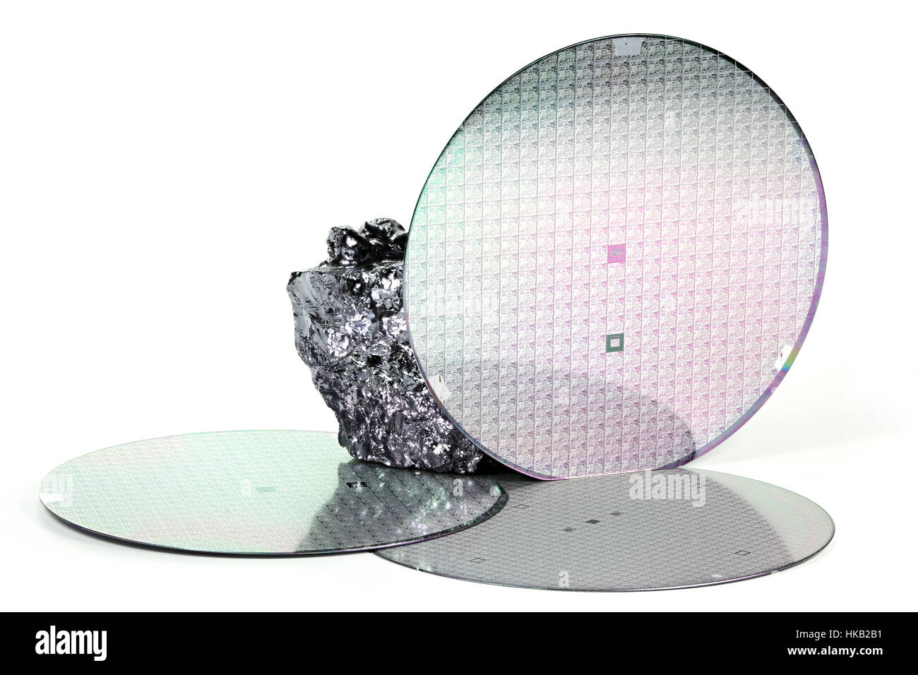 Wafer mit Stück polykristalline Silizium isoliert auf weißem Hintergrund Stockfoto