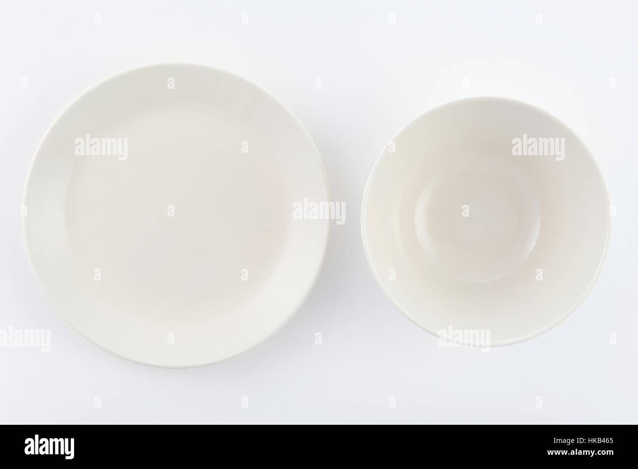 zwei leere weiße Platten auf weißem Hintergrund Stockfoto